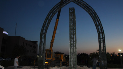 سازه فولادی المان شهید دانشگاه نصب شد