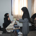 تکریم دانشجویان با اهدای گل به مناسبت روز دانشجو